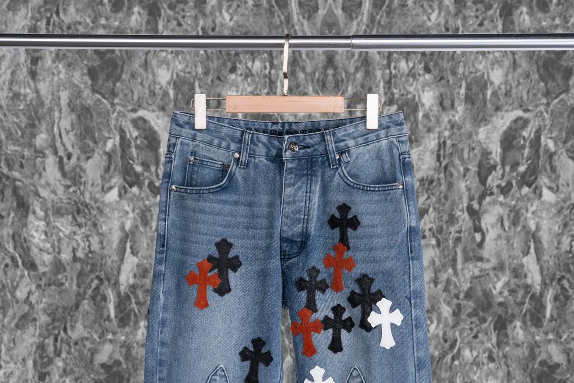 P250 Chrome Hearts Chrome Hearts city-limited flame black, red and white leather jeans need to be washed after the finished product is disassembled and hand-made with sheepskin cross leather and then spliced ​​together to complete. The whole piece has too many craftsmanship to explain. The cabinet price is 16W+, the patchwork is decorated with cross flowers, and the high-waisted washed jeans! ! Absolutely high-end luxury products, 8W+ level god-level single products, super popular products, made with top heavy industry, a magic weapon that cannot be missed. About Kroxin This is an extremely luxurious fashion brand, which can also be called the aristocrats of the high street. It has always been an exclusive brand for some hipsters or the rich second generation. Compared with ordinary high streets, it is more luxurious and noble. Compared with luxury brands, it has a more fashionable personality and has always been a brand that I have a special liking for. Style number: 1849 Color: blue Size: 28 30 32 34 36 28 Waist 86 Hips 100 Length 102 30 Waist 90 Hips 104 Length 104 32 Waist 94 Hips 108 Length 106 34 Waist 98 Hips 112 Length 110 36 Waist 102 Hips 116 Pants length 112
